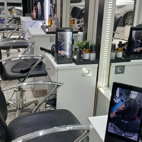 Pantallas Doob en los puestos de una peluquería