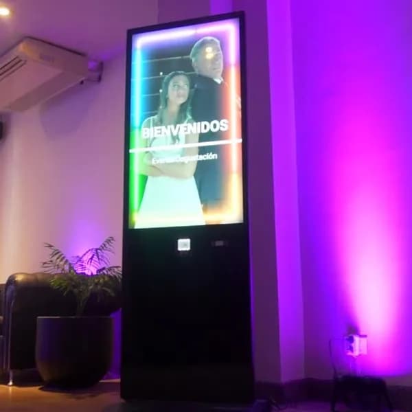 Tótem de bienvenida de 43 pulgadas en una recepción iluminada en violeta